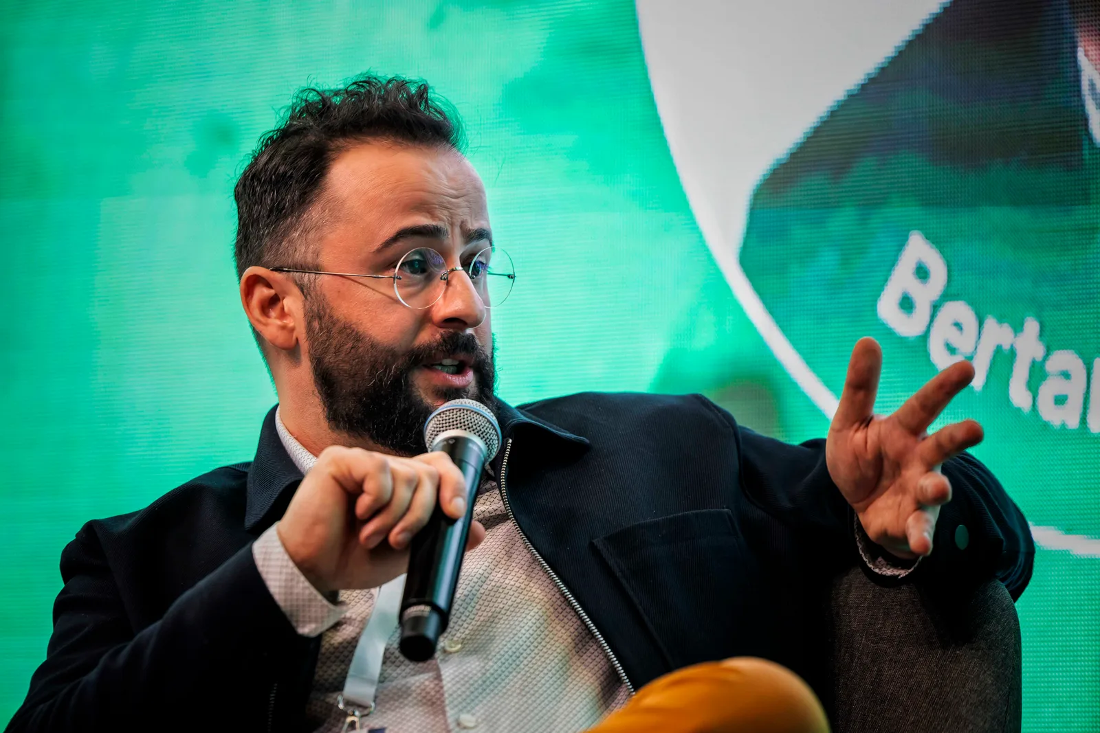Bertan Türemis bei einem Fachvortrag vor Publikum
